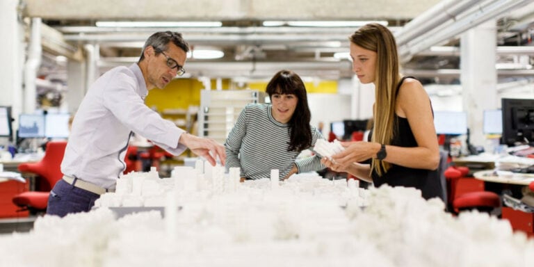 Návrháři, architekti a klienti mohou činit zásadní tvůrčí rozhodnutí na základě přesných a cenově výhodných 3D tištěných modelů